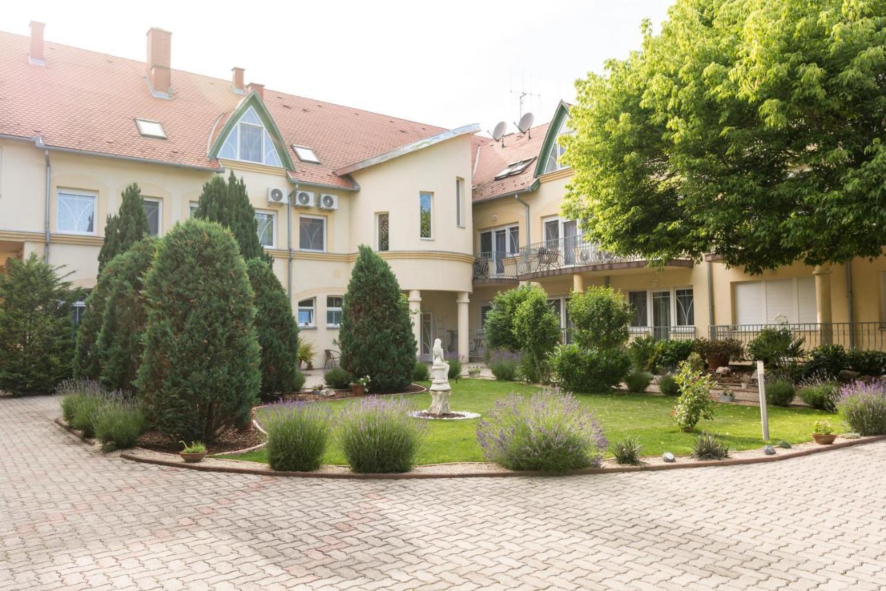 Hotel Harka Harkány Buitenkant foto